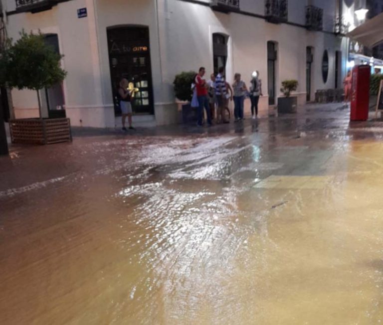 Puertollano: Una rotura inunda varias calles y terrazas de hostelería, y obliga a cortar el suministro de agua