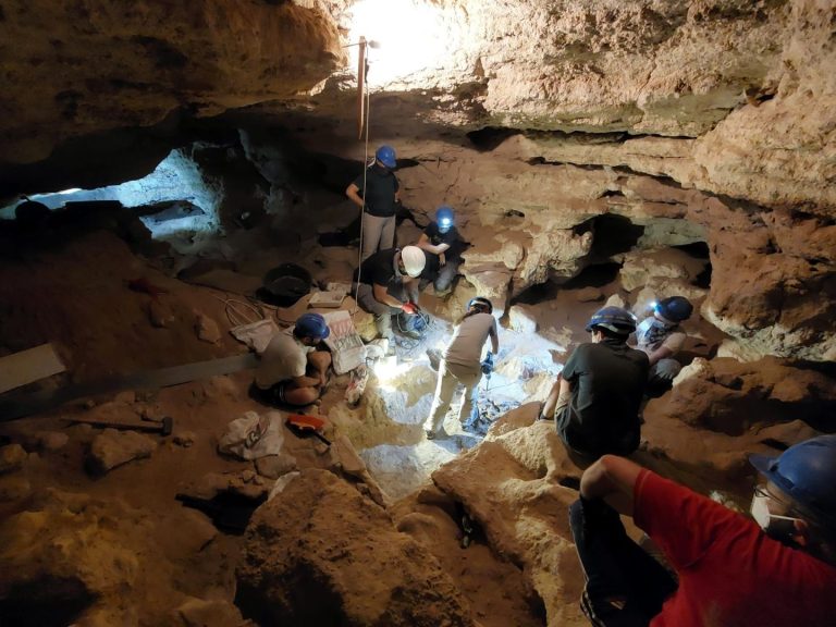 Hallan más evidencias de la presencia de humanos hace 6.000 años en la Cueva de los Toriles de Carrizosa  