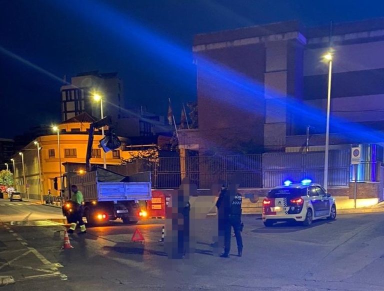 Puertollano: Un conductor limpia el vertido de su propio vehículo y asegura la calzada, como debe hacerse