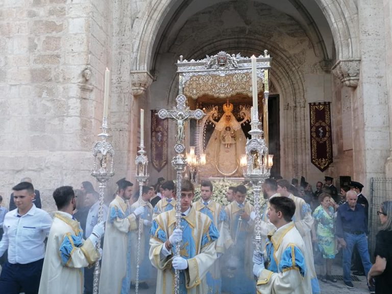 Los fieles vuelven a acompañar a la Virgen el día de la Octava