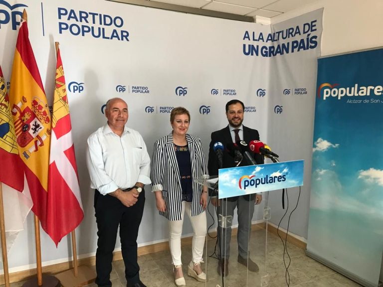 González  :” Page trata de confundir a la opinión pública con sus constantes  mentiras, poniendo una vela a Dios y otra al diablo con un par de días  de por medio”