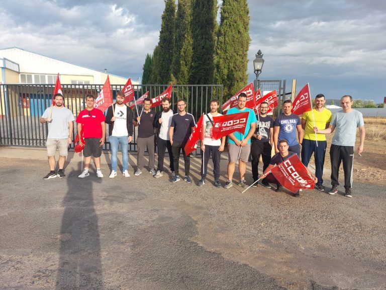 Toda la plantilla de la empresa de Piedrabuena ‘Revestimientos Luna Freire SL’ secunda la primera jornada de huelga ante los impagos