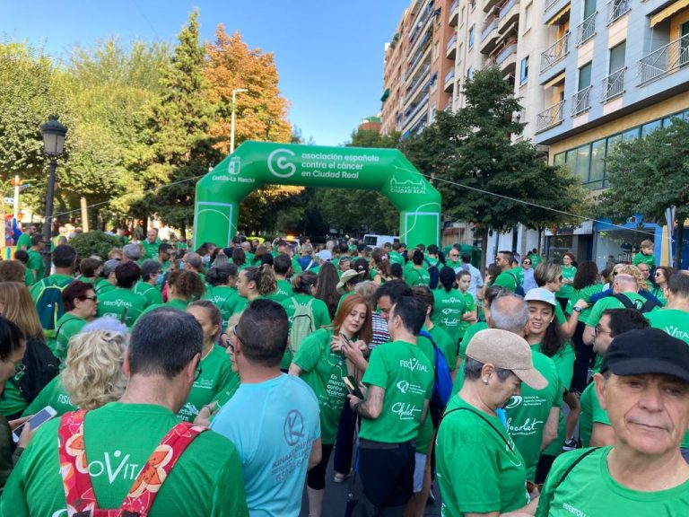 Una solidaria marea verde por la investigación contra el cáncer recorre el centro de Puertollano