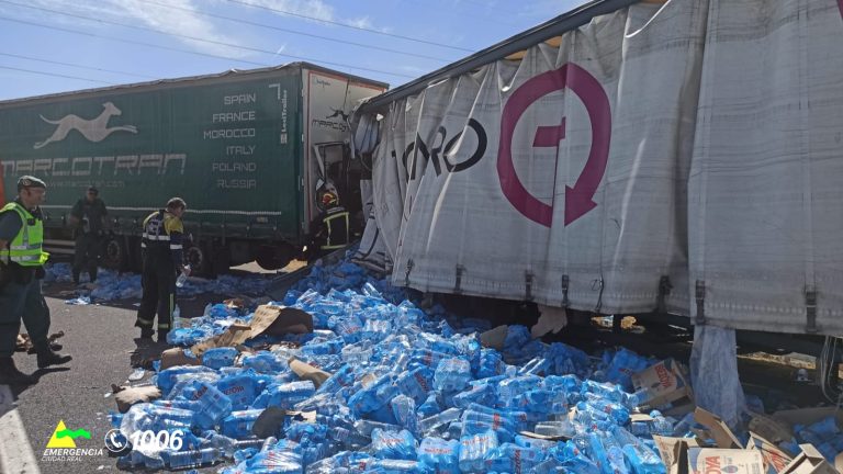 Cortada la A-4 tras la colisión de dos camiones en Manzanares que deja un fallecido y un herido