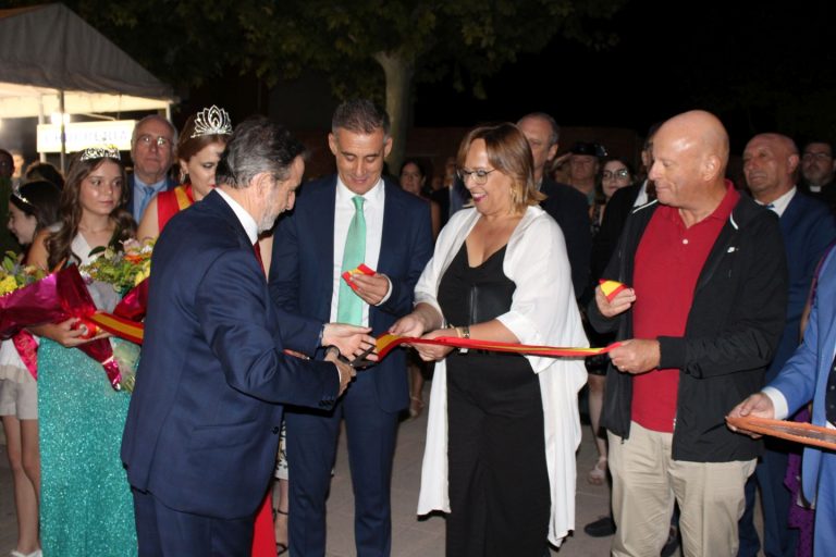 La delegada de la Junta de Comunidades asistió anoche al acto oficial de inauguración de las fiestas patronales de Aldea del Rey