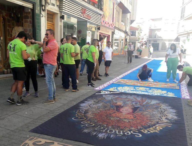 Puertollano: El manto floral regresa a la calle Aduana de la mano de la Asociación Folclórica Virgen de Gracia