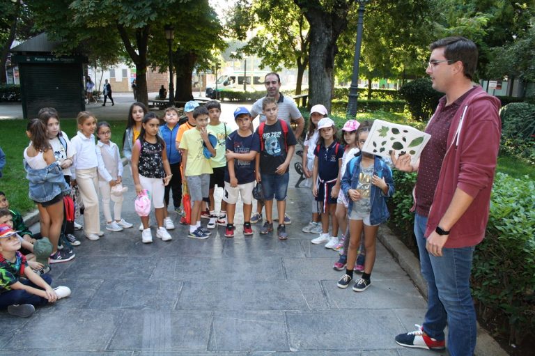 Puertollano: Los escolares descubren en unas rutas botánicas el tesoro natural del Paseo de San Gregorio