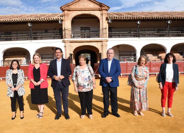 Caballero “devuelve” la plaza de toros al pueblo de Almadén tras ser rehabilitada por la Diputación