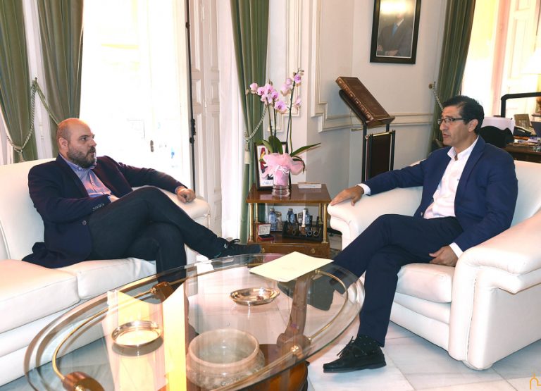 Caballero y Plaza firman un convenio para que los mayores de Alcolea de Calatrava accedan a una alimentación de calidad