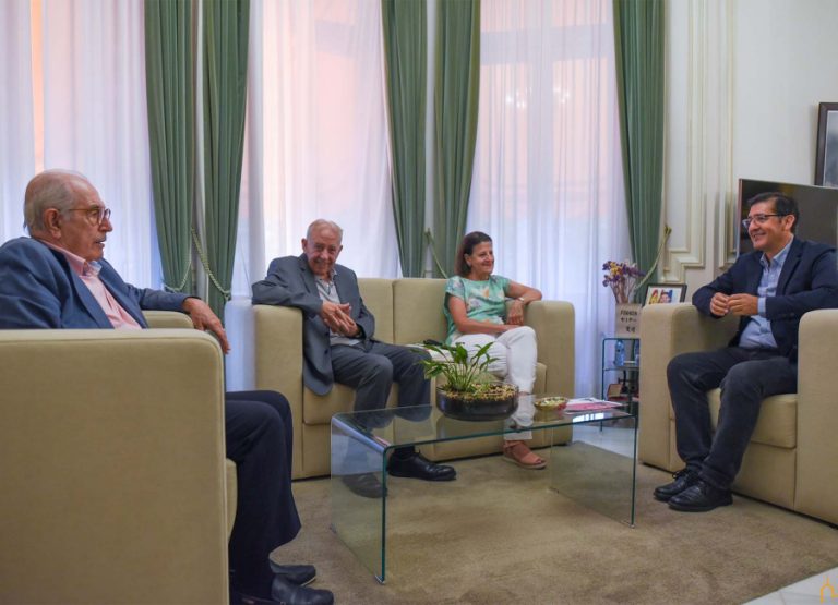 Caballero ofrece a la Asociación de Amigos de la Capa su colaboración para hacer posible la concentración de más de 400 “capistas” en la capital