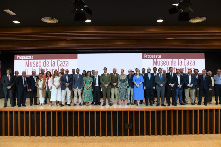 El presidente de la Diputación presenta en Fercatur los ejes del nuevo museo de la caza y naturaleza de Ciudad Real