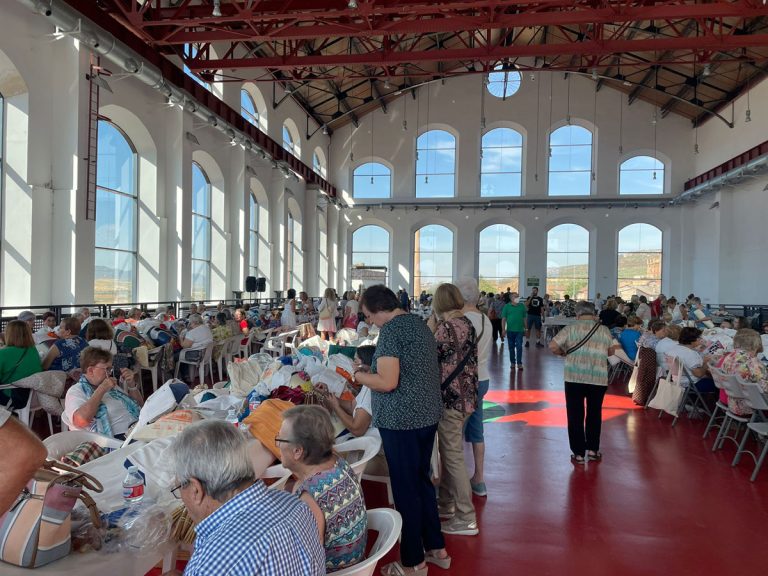 Puertollano: Medio millar de mujeres recuperan la artesanía del encaje manchego