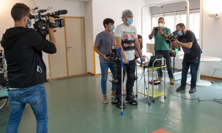 La Universidad Miguel Hernández y el Hospital Nacional de Parapléjicos desarrollan una interfaz cerebral para controlar un exoesqueleto que ayuda a caminar
