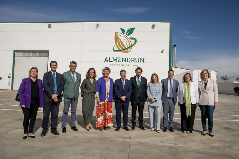 Caballero remarca la importancia de los cultivos ecológicos y sostenibles en la inauguración de la planta de Almendrun