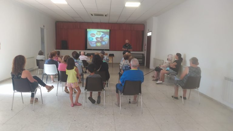 La Guardia Civil informa a los mayores de Cabezarrubias del Puerto para prevenir robos