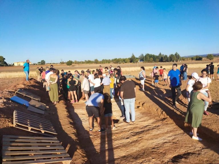 Numerosos vecinos de Villamayor han visitado la recién descubierta necrópolis visigoda que podría tener cien tumbas