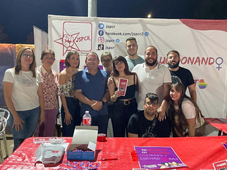 Unos 200 jóvenes fueron asesorados por Juventudes Socialistas en el Punto Violeta de la feria de Puertollano