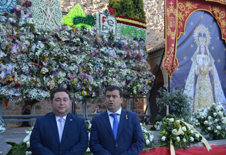 Indignación en Vox Puertollano tras descubrir que han retirado su logotipo del panel de ofrendas a la Virgen de Gracia
