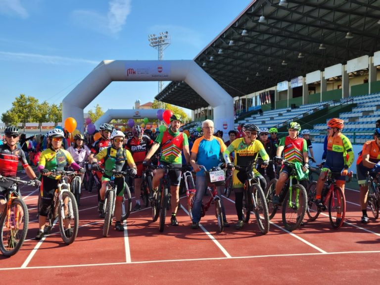 El día de la bicicleta reúne a más de un millar de personas que llenaron de colorido las calles de Puertollano