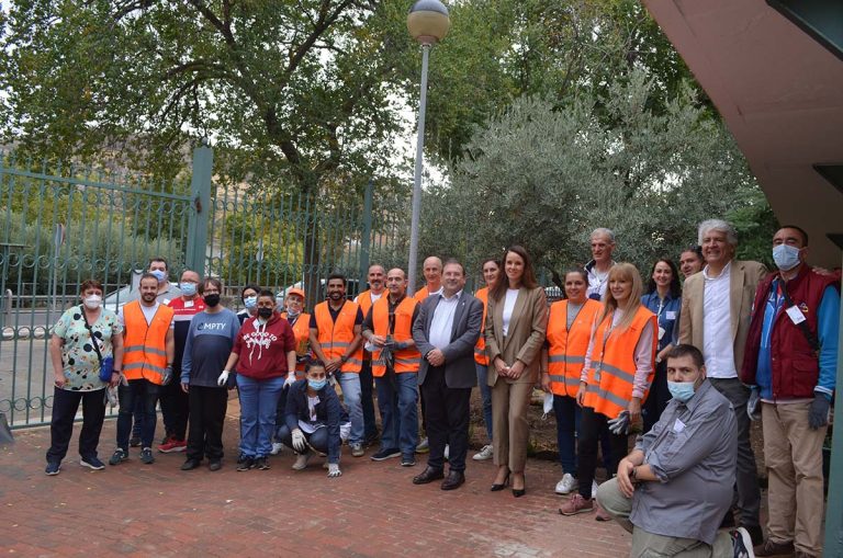 Voluntarios de Repsol participan en la creación de un huerto urbano en el Centro Ocupacional de Fundación Fuente Agria de Puertollano