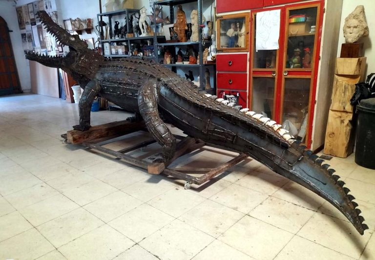 Comienzan los trabajos en el Viso del Marqués para instalar la escultura del “lagarto” de José Lillo en la rotonda de entrada