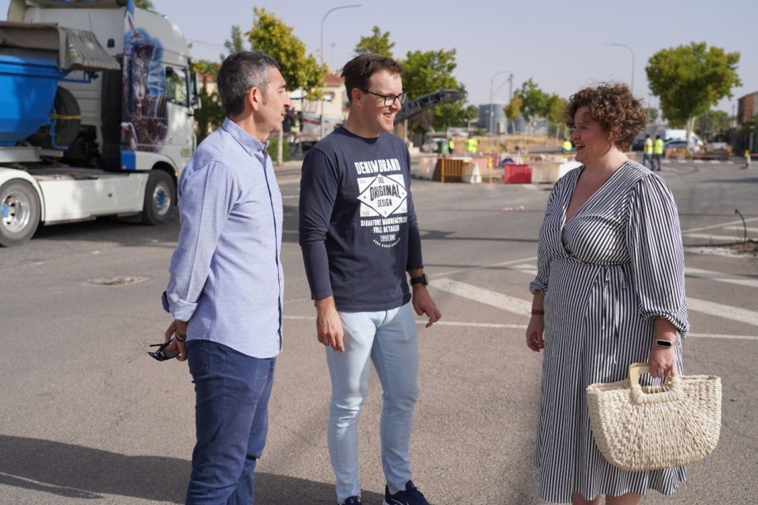 Imagen de Chacon junto a concejales socialistas en la carretera