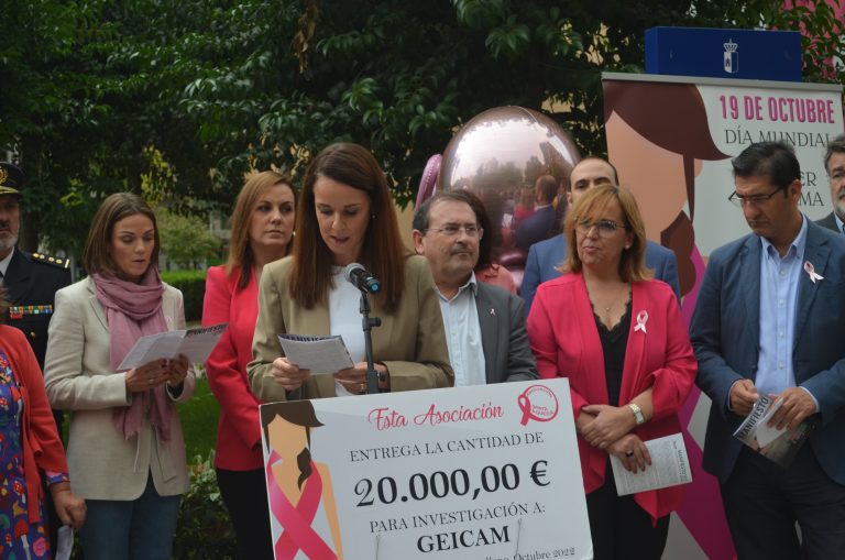 El Complejo Industrial de Repsol de Puertollano se suma al “rosa” junto con la Asociación Santa Águeda y la AECC