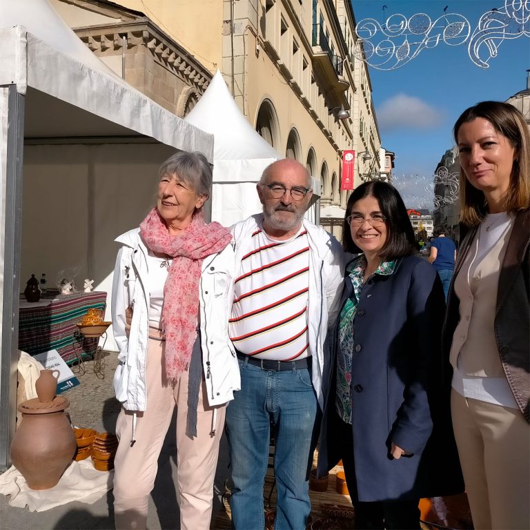 La ministra de Sanidad visita el stand del Alfar Arias en la Feria de Olería de Lugo donde pudo conocer la alfarería de Puertollano