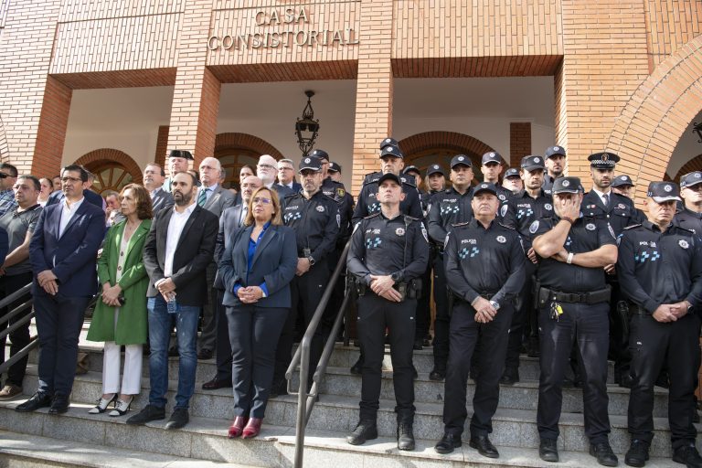 Cientos de vecinos de Argamasilla de Calatrava ensalzan como héroes al agricultor y al policía local asesinados 
