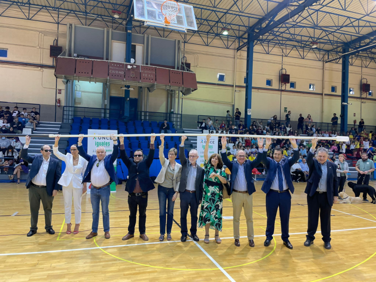 La ONCE monta un “bastón blanco” gigante y una exhibición de perros guía en Ciudad Real