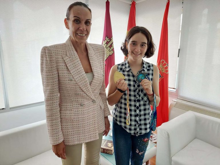 La alcaldesa de Ciudad Real recibe a la joven campeona de pesca Yaiza Rodrigo Ruiz-Calero