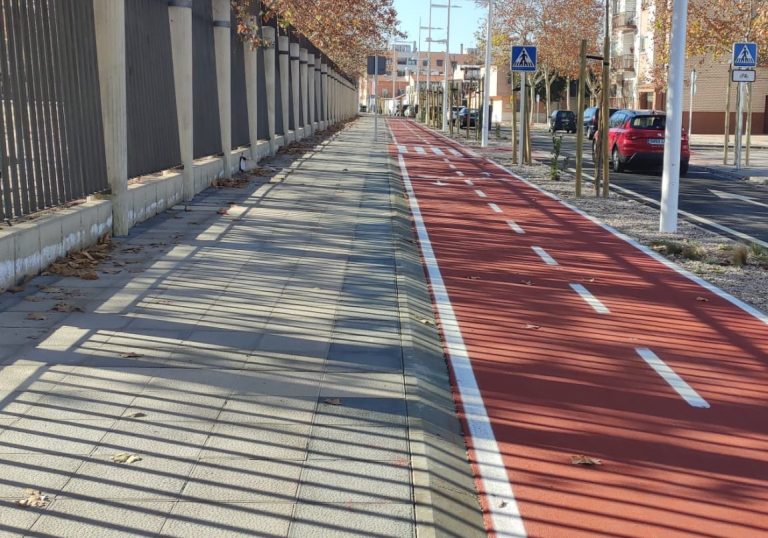Mejor carril bici, nuevos columpios y parking más iluminado en la renovada calle Santa María de Alarcos de Ciudad Real