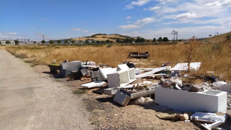Valdepeñas reitera su denuncia contra el incivismo que provoca vertederos ilegales en caminos rurales
