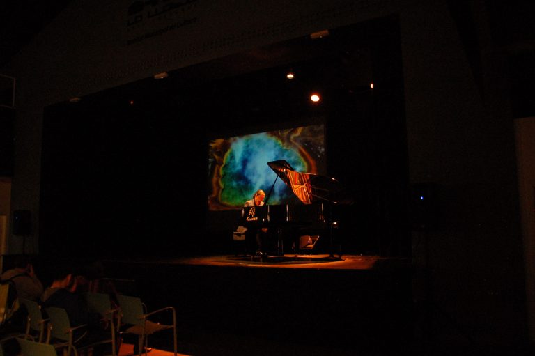 ‘Cuadernos de viaje’, monólogos al piano con Carlos Bianchini en el Teatro de La Sensación