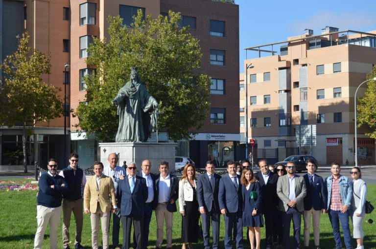 VOX realiza una ofrenda floral a la estatua de Isabel la Católica y participa en los actos por el 12 de octubre