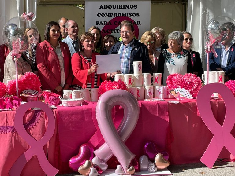 El alcalde de Puertollano entrega la aportación solidaria municipal a la Asociación de mujeres afectadas por el cáncer de mama