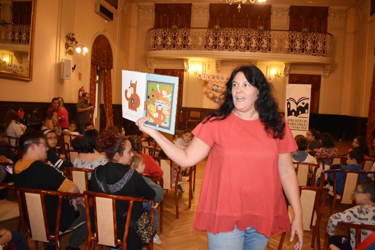 La autora infantil Pilar Serrano Burgos ameniza una tarde de cuentos en Ciudad Real
