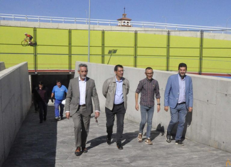Caballero visita las nuevas instalaciones fotovoltaicas de Valdepeñas con cargo al IDAE y a la institución provincial