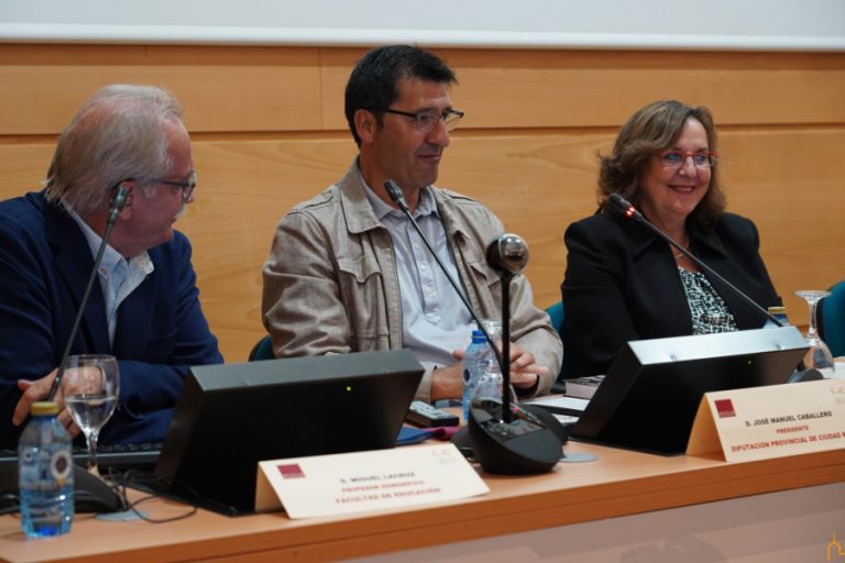 Caballero presenta el nuevo libro de Miguel Lacruz como una investigación necesaria sobre la historia de la educación en la provincia