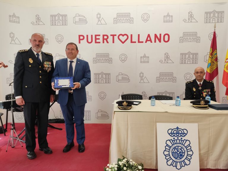 El alcalde de Puertollano reconoce el servicio público que presta el Cuerpo Nacional de Policía