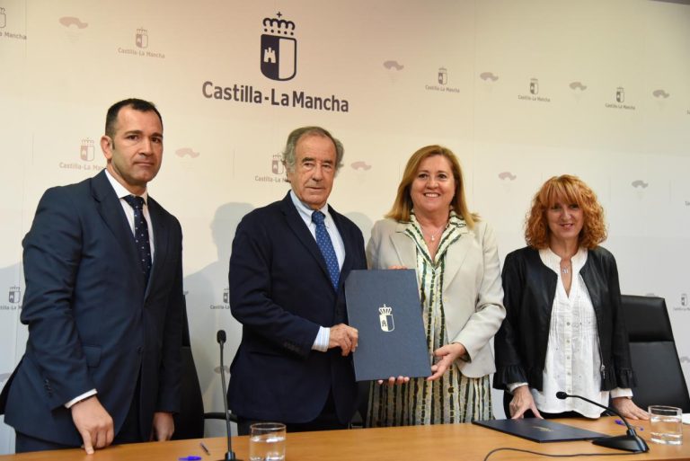 El Gobierno regional y Puy du Fou firman un convenio de colaboración para que alumnado de FP pueda completar su formación en el parque temático