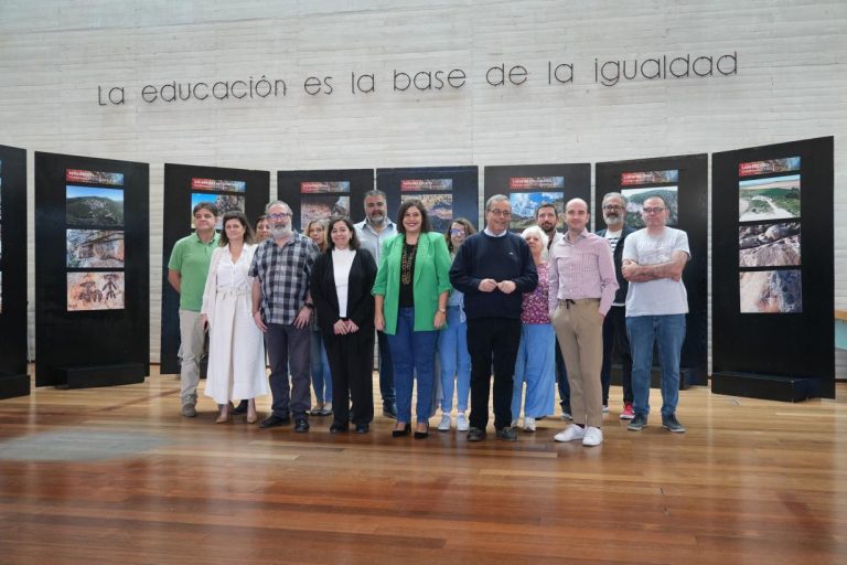 La Junta da a conocer diez de los yacimientos visitables más representativos del arte rupestre regional con una exposición abierta hasta el 28 de octubre 