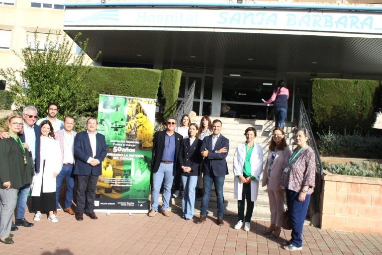 50 años de investigación del cáncer en una exposición en el Hospital Santa Bárbara