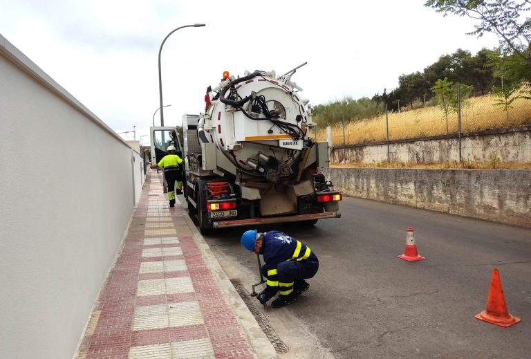 Aguas de Puertollano limpiará más de 2.500 metros de red de saneamiento en la campaña de inspección de imbornales