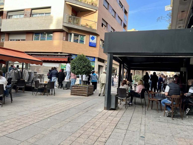 Puertollano: Importantes medidas de seguridad en la calle Cruces, donde se concentran las familias de los detenidos en la operación antidroga