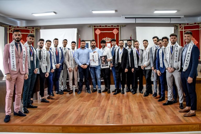 Pozuelo de Calatrava: Recepción oficial e imposición de bandas a los candidatos del Certamen “Man Of The Year 2022”