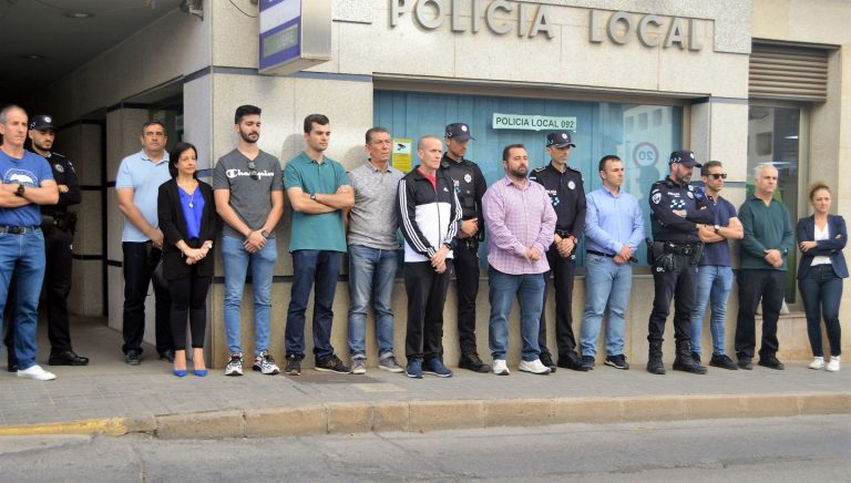 Policía Local guarda un minuto de silencio por el agente asesinado en Argamasilla de Calatrava