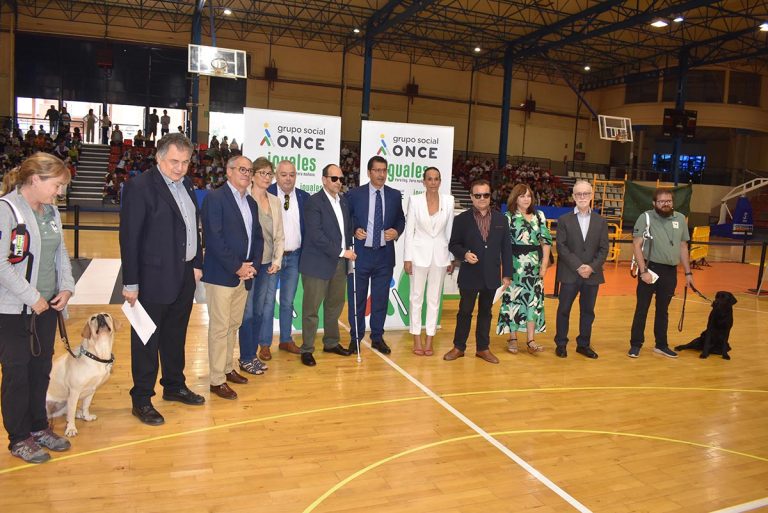 Ciudad Real se suma a la conmemoración del Día Internacional del Bastón Blanco con una exhibición de la ONCE de perros guía y un “bastón blanco” gigante