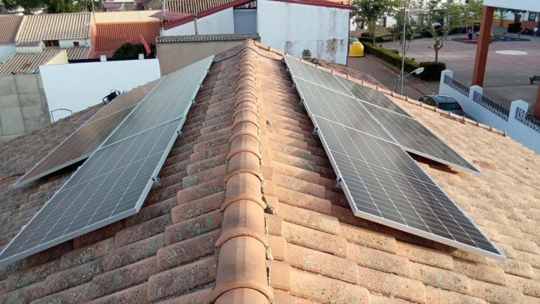 Edificios municipales de Villamayor ya tienen placas fotovoltaicas para autoabastecerse y reducir la factura eléctrica más de un 60%