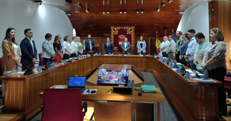 Minuto de silencio de la Corporación Municipal de Puertollano en memoria de los dos vecinos de Argamasilla de Calatrava asesinados
